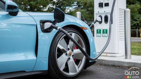 Porsche envisagerait de créer un modèle électrique pour concurrencer directement la Tesla Model 3